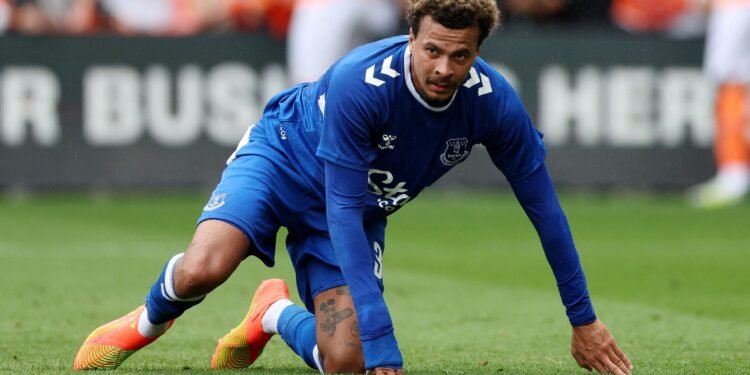 Everton player now out injured “for a while”