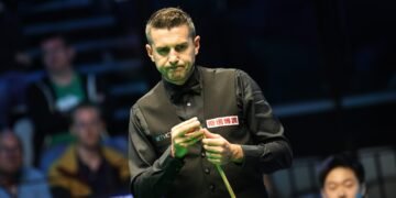 Selby And Hawkins To Meet In Semis