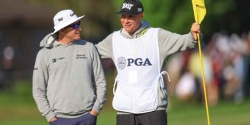 A caddie, his hat and a rare, wonderful gesture