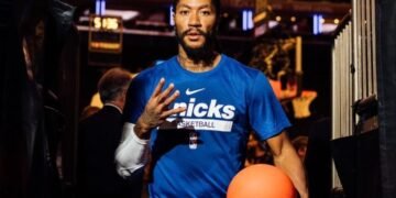 Derrick Rose playing chess at Drake’s concert