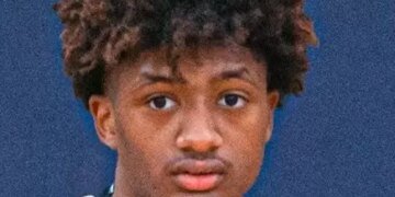 Dominique Wilkins applauds his son Jacob as a basketball player