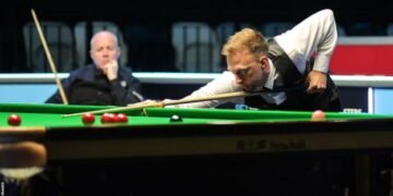 English Open: Judd Trump reaches final with comeback 6-5 win over John Higgins