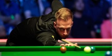 Northern Ireland Open: Judd Trump stages fight back to set up final against Chris Wakelin