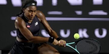 WTA Finals: Coco Gauff sweeps past Ons Jabeur while Iga Swiatek makes winning start