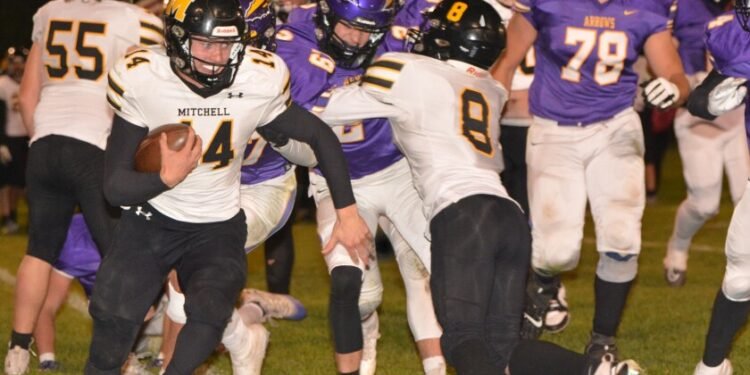 Watertown pulls away from Kernels for ESD football victory – Mitchell Republic