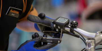 Halfords slammed for “shameful, antagonistic” cyclist versus motorist ‘who has right of way?’ post; How to crash on a mountain bike, Peter Sagan style; Pog a go-go dancing + more on the live blog