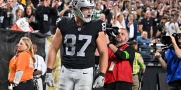 Raiders fend off Jets with late interception to grab 16-12 win