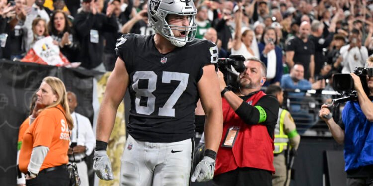 Raiders fend off Jets with late interception to grab 16-12 win