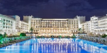 10 Hotels With The Largest Swimming Pools Around The World