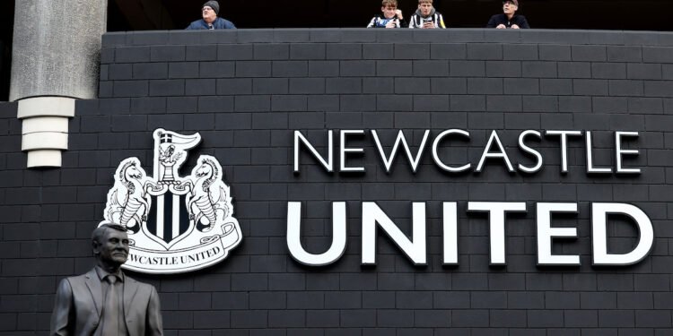 Journalist claims West Ham are ‘considering’ a move to sign versatile Chelsea defender