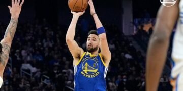 Klay Thompson reacts to being benched in 4th quarter against Suns
