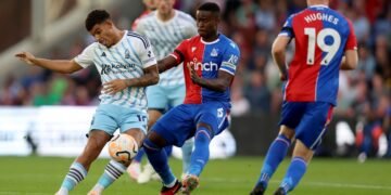 Lewandowski puts poor form aside to equalise for Barcelona in top-of-the-table La Liga clash