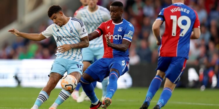 Lewandowski puts poor form aside to equalise for Barcelona in top-of-the-table La Liga clash