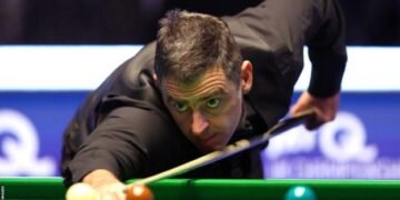 Ronnie O’Sullivan beats Robert Milkins 6-5 to reach UK Championship quarter-finals