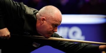 Scottish Open: John Higgins and holder Gary Wilson reach semi-finals