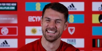 Spurs, Levy weigh Santiago Gimenez move as intermediary makes January claim