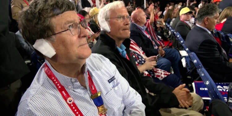 No, image doesn’t show Trump at golf club after shooting