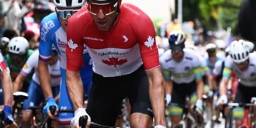 Michael Woods caught on camera eating bicarbonate gel with spoon during World Championships road race