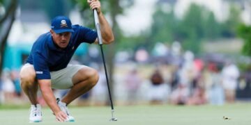 Bryson DeChambeau has to hit putter off tee, then hits it 282 yards: WATCH