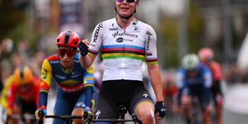 Lotte Kopecky bounces back from crash to win stage 6 and secure the overall title at Simac Ladies Tour