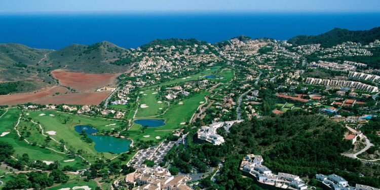 ME AND MY TRAVELS: KRISS AKABUSI – Golf News