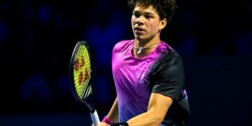 Shelton Subdues Wawrinka To Reach Quarters