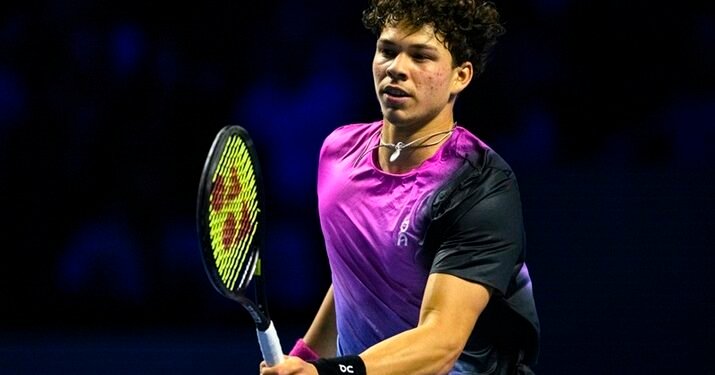 Shelton Subdues Wawrinka To Reach Quarters