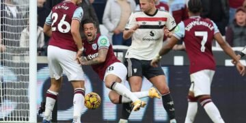 ‘Something is not right’ – Ex-Premier League referee ‘amazed’ West Ham penalty against Man Utd was given