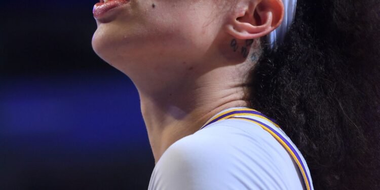 WNBA: Los Angeles Sparks’ Dearica Hamby wins Kim Perrot Sportsmanship Award