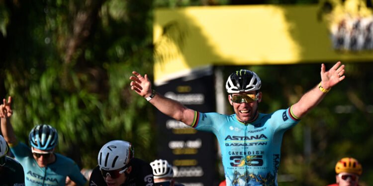 Mark Cavendish delivers a final winning roar as he signs off at Tour de France Singapore Criterium
