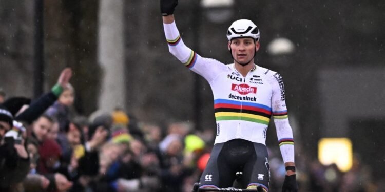 Wout van Aert no challenge for Mathieu van der Poel in Exact Cross Loenhout