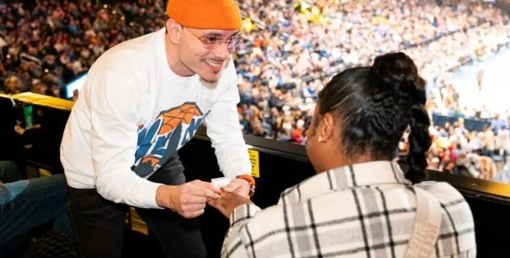 Knicks Fan Proposes to Girlfriend at Thunder Game in OKC