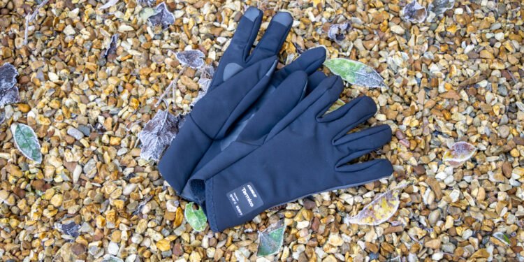 Q36.5 Termico winter gloves review: Lightweight, capable and warm winter gloves