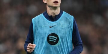 Arne Slot monitoring Barcelona star Frenkie de Jong