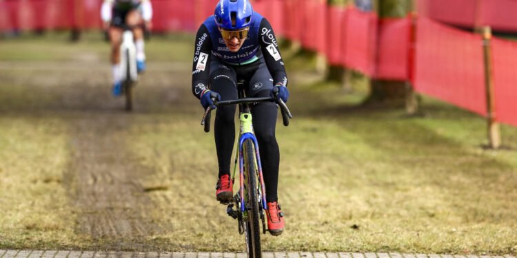 Exact Cross Sint-Niklaas: Lucinda Brand charges through last-lap sand to win 10th cyclocross race of season