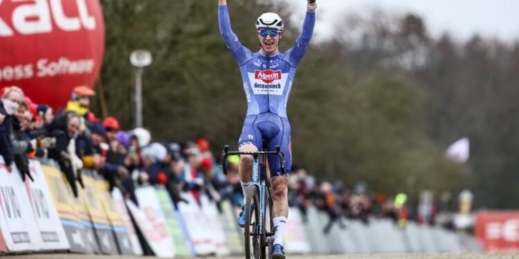 Exact Cross Sint-Niklaas: Niels Vandeputte dominates elite men’s contest from start to finish