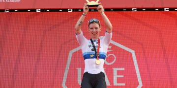 Lorena Wiebes closes in on 100th pro win with third UAE Tour Women stage