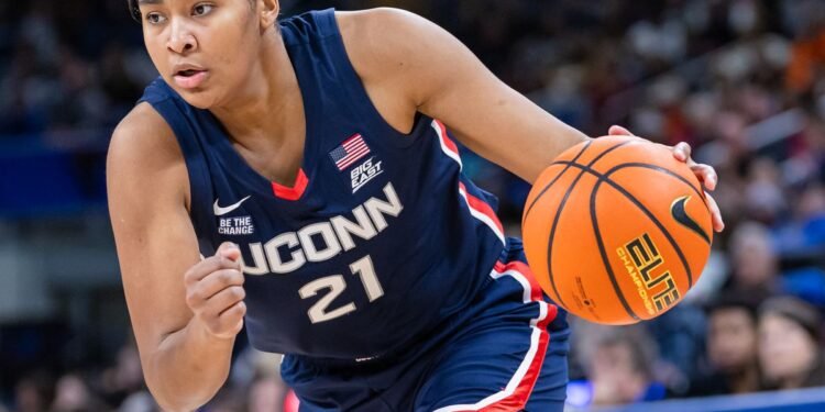 NCAAW: Watch freshman phenoms Sarah Strong, Joyce Edwards
