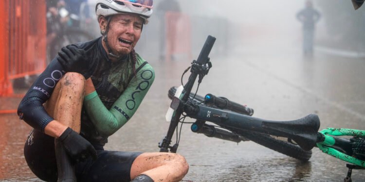 Medical checks reveal Rebecca Henderson raced to Australian mountain bike title with fractured shoulder